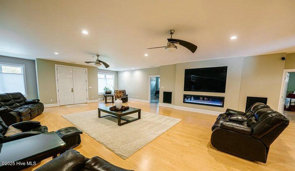 Image 11 of property listing at 518 Edwards Road, Jacksonville, NC 28540