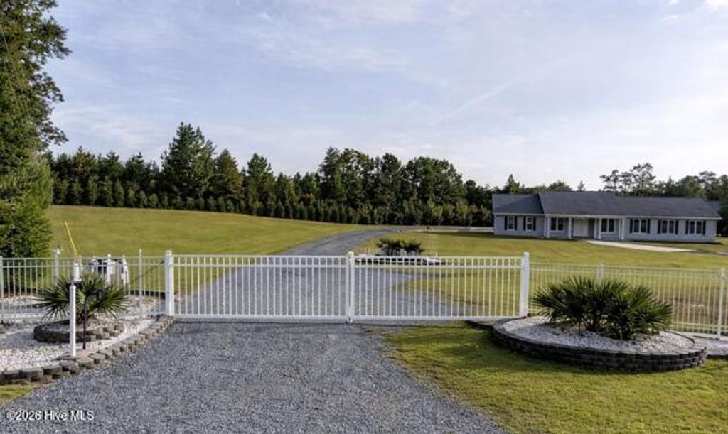 Image 4 of property listing at 518 Edwards Road, Jacksonville, NC 28540