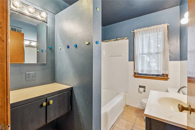 1495 Hickory Avenue, New Sharon, IA 50207