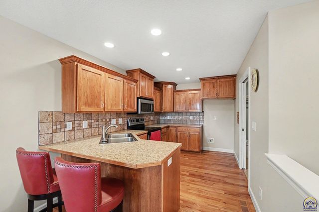 1020 Red Oaks PL, Topeka, KS 66615