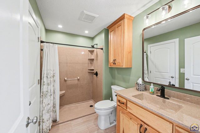 1020 Red Oaks PL, Topeka, KS 66615