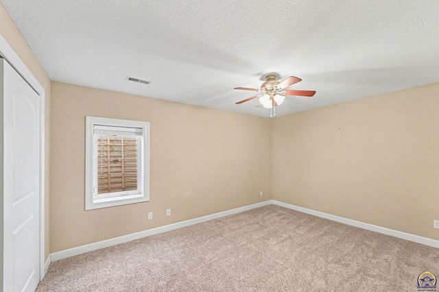 1020 Red Oaks PL, Topeka, KS 66615