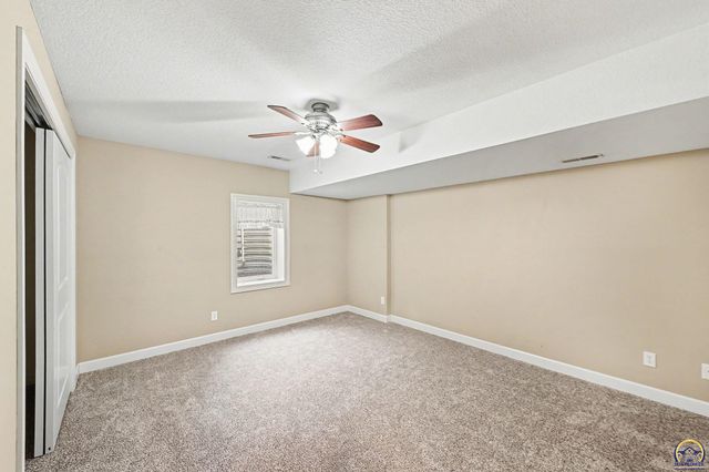 1020 Red Oaks PL, Topeka, KS 66615