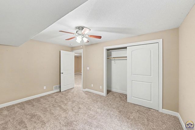 1020 Red Oaks PL, Topeka, KS 66615