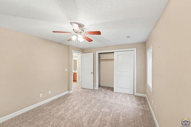 1020 Red Oaks PL, Topeka, KS 66615