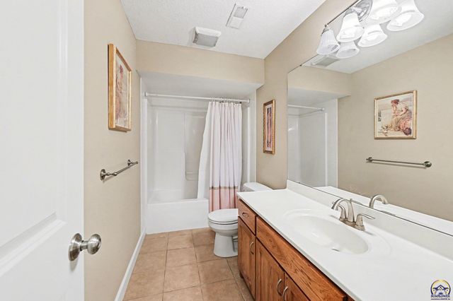 1020 Red Oaks PL, Topeka, KS 66615