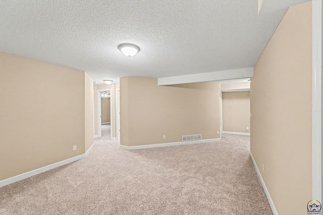 1020 Red Oaks PL, Topeka, KS 66615