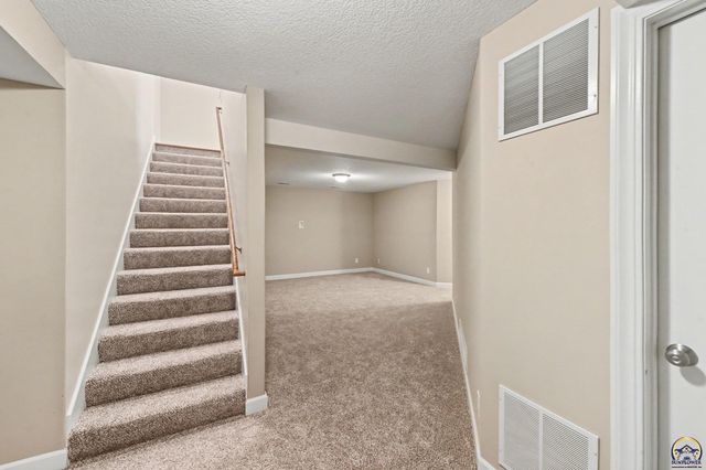 1020 Red Oaks PL, Topeka, KS 66615