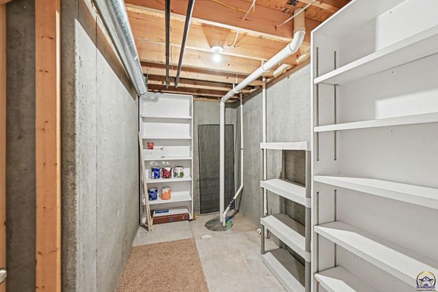 1020 Red Oaks PL, Topeka, KS 66615