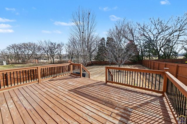 1020 Red Oaks PL, Topeka, KS 66615