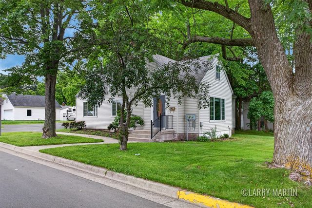 224 S Weaver Avenue, Fremont, MI 49412
