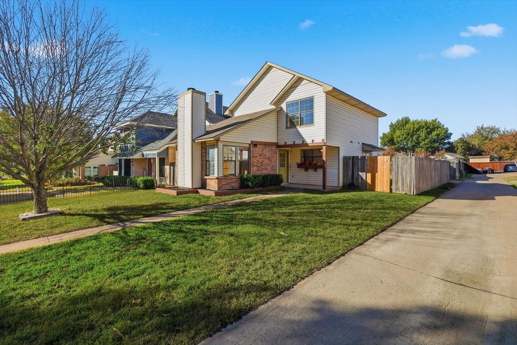 205 Callender Drive, Fort Worth, TX 76108