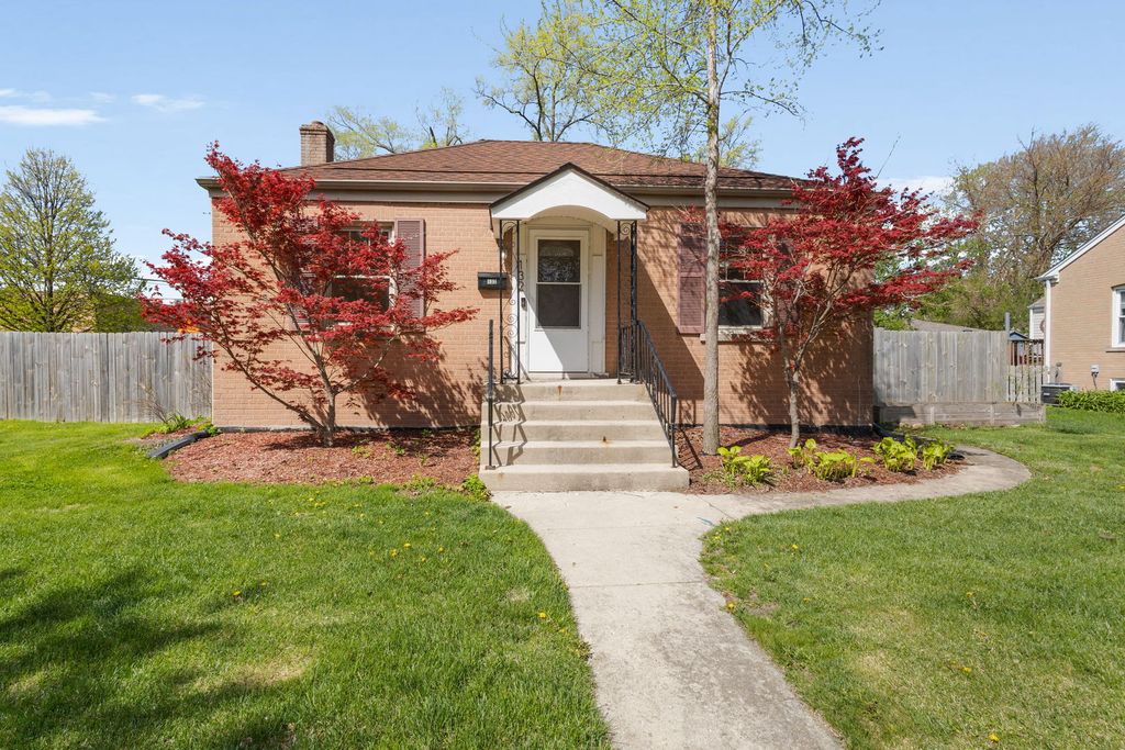 132 Hiawatha Drive, Clarendon Hills, IL 60514