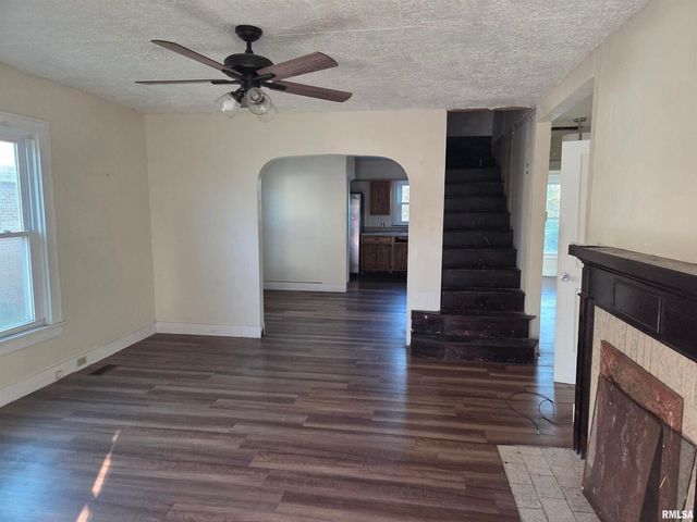 633 OAK Street, Carmi, IL 62821