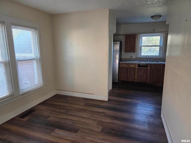 633 OAK Street, Carmi, IL 62821