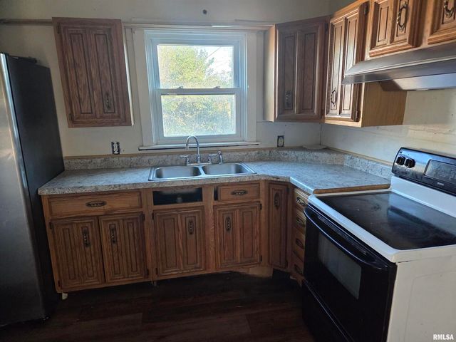 633 OAK Street, Carmi, IL 62821