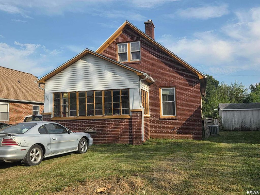 633 OAK Street, Carmi, IL 62821