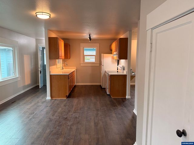 710 Airport Rd SE, Albany, OR 97322