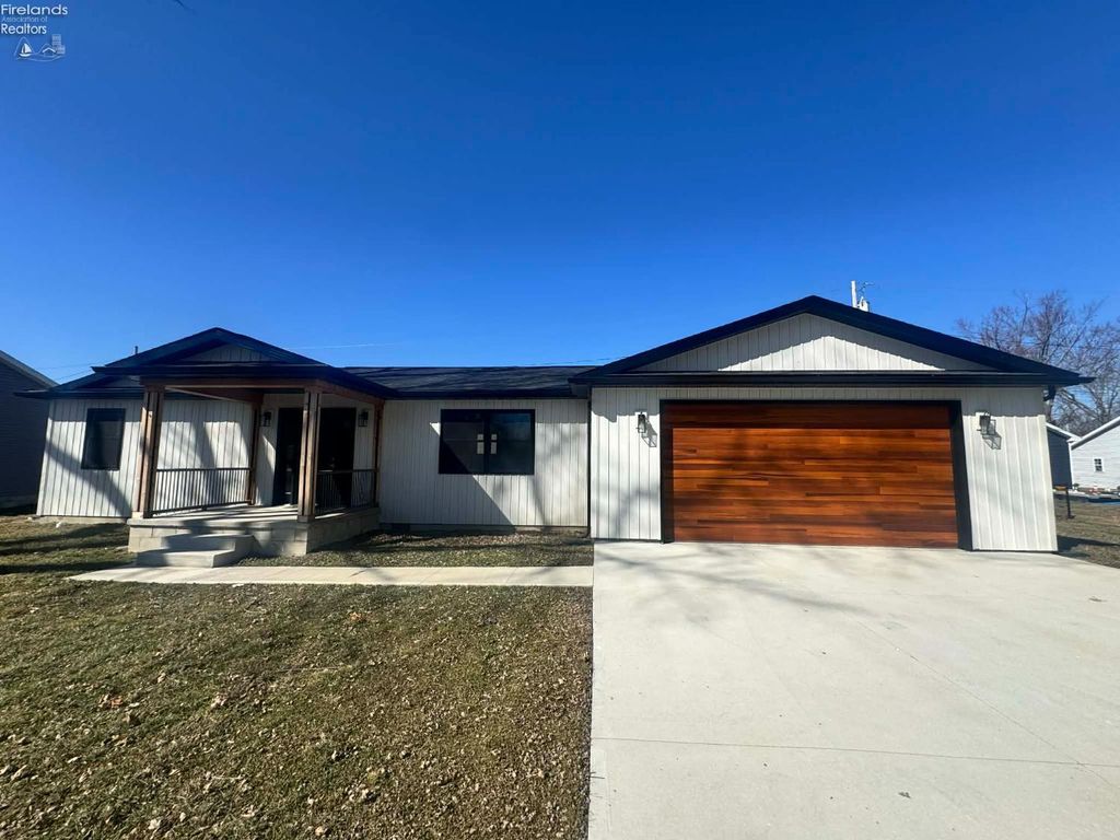 111 Tuscarawas Trail, Sandusky, OH 44870