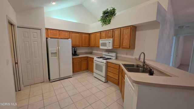 2354 Whispering Pines Drive, Toledo, OH 43617