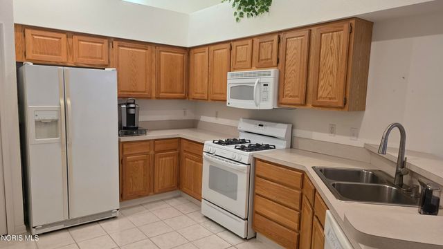2354 Whispering Pines Drive, Toledo, OH 43617