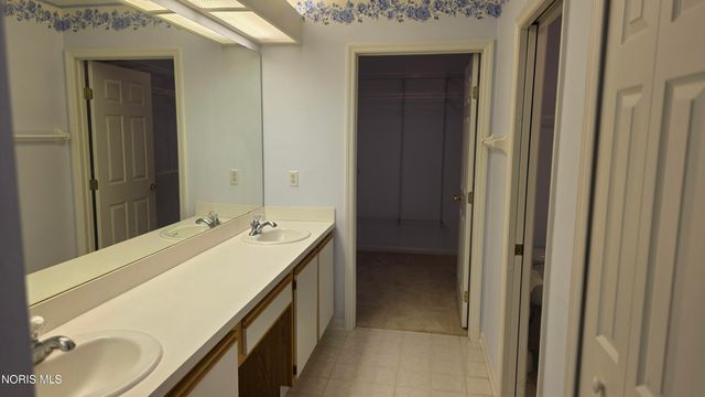 2354 Whispering Pines Drive, Toledo, OH 43617