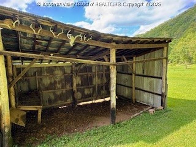 161 Cow Lane, Arnoldsburg, WV 25334