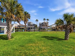 489 Pompano Street, Bayou Vista, TX 77563