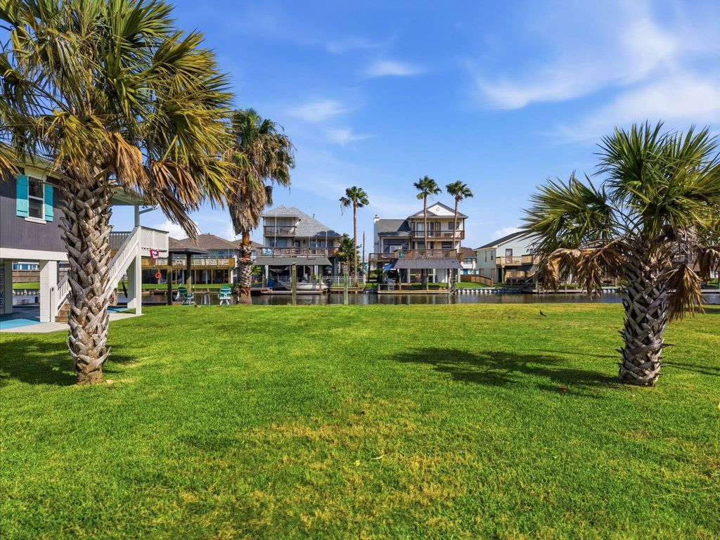 489 Pompano Street, Bayou Vista, TX 77563
