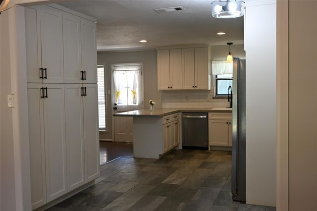 212 Summit Drive, Conroe, TX 77303