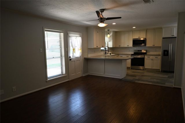 212 Summit Drive, Conroe, TX 77303