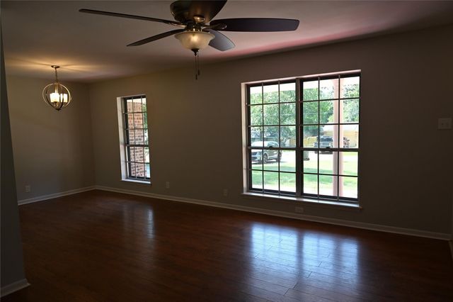 212 Summit Drive, Conroe, TX 77303