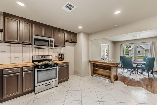 1604 Avenue P, Huntsville, TX 77340