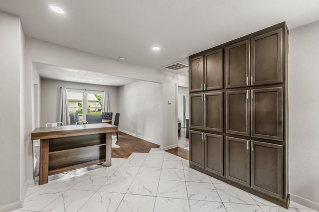 1604 Avenue P, Huntsville, TX 77340