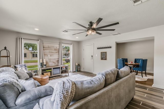 1604 Avenue P, Huntsville, TX 77340