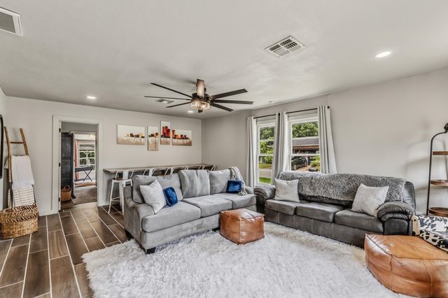1604 Avenue P, Huntsville, TX 77340