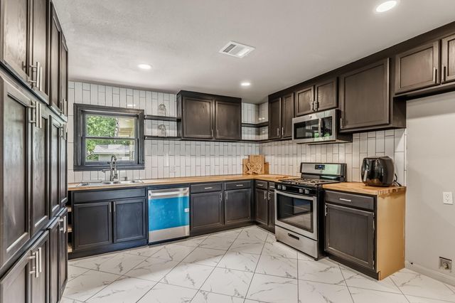 1604 Avenue P, Huntsville, TX 77340