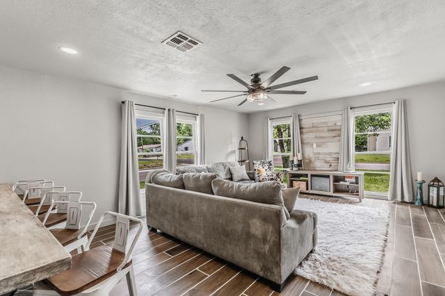 1604 Avenue P, Huntsville, TX 77340