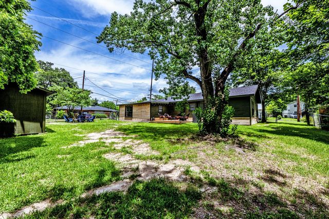 1604 Avenue P, Huntsville, TX 77340