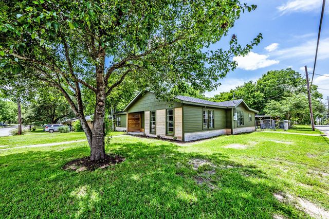 1604 Avenue P, Huntsville, TX 77340