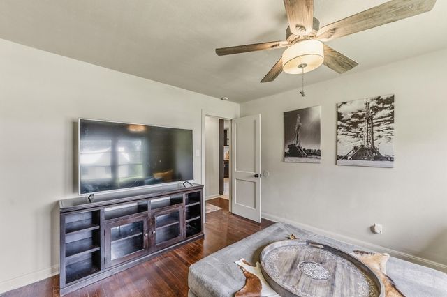 1604 Avenue P, Huntsville, TX 77340