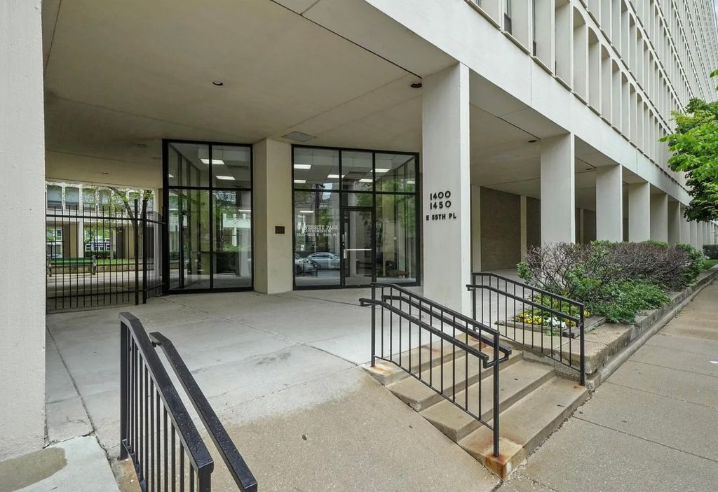 Image 2 of property listing at 1450 E 55th Street 923S, Chicago, IL 60615
