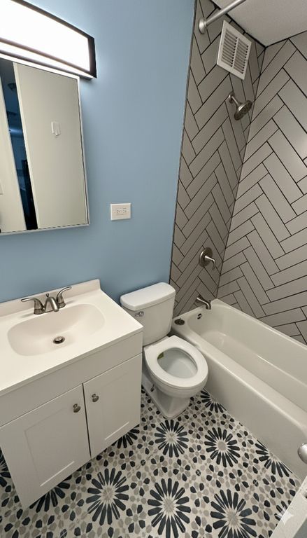 Image 6 of property listing at 1450 E 55th Street 923S, Chicago, IL 60615