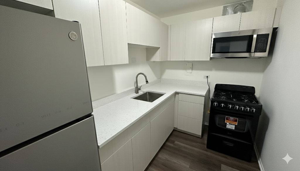 Image 7 of property listing at 1450 E 55th Street 923S, Chicago, IL 60615