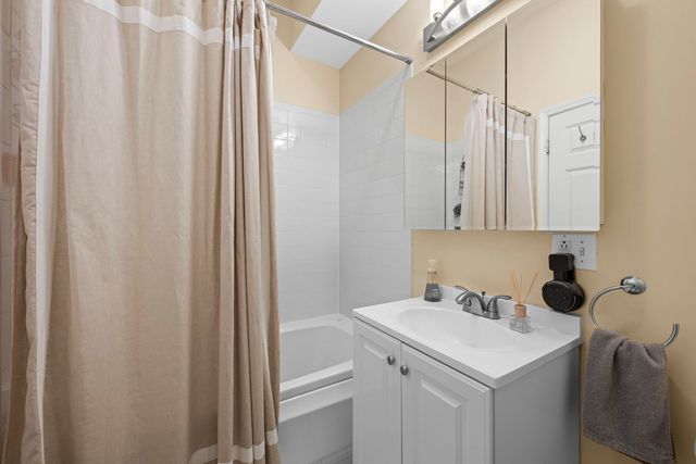 829 W Lawrence Avenue 3, Chicago, IL 60640