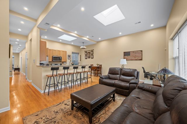 829 W Lawrence Avenue 3, Chicago, IL 60640