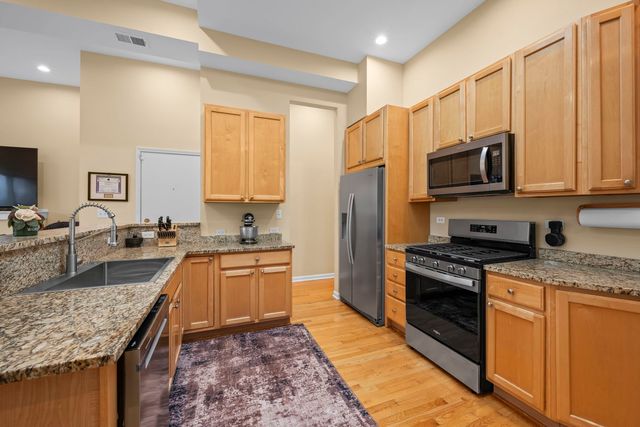 829 W Lawrence Avenue 3, Chicago, IL 60640