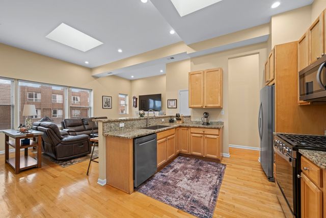 829 W Lawrence Avenue 3, Chicago, IL 60640