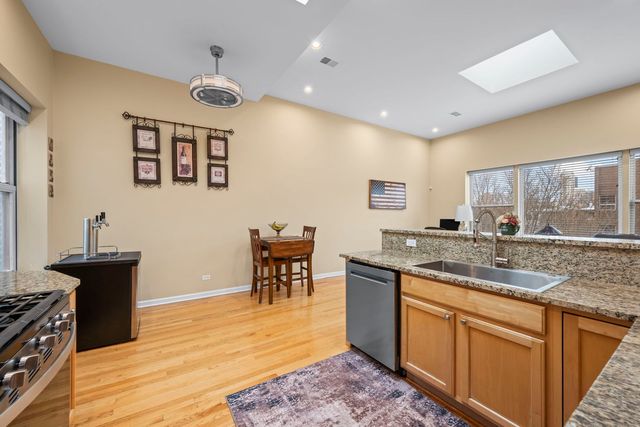 829 W Lawrence Avenue 3, Chicago, IL 60640