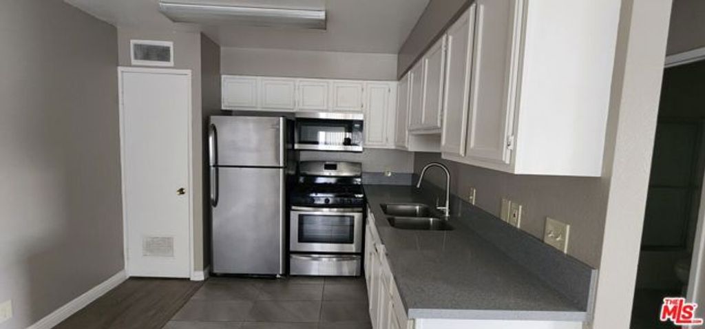 820 S St Andrews Place, Los Angeles, CA 90005